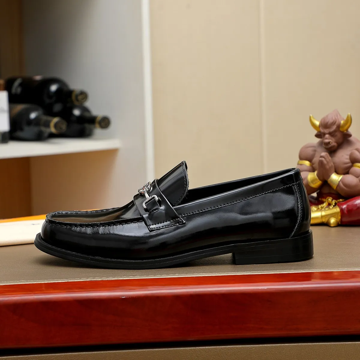 Men's shoes 460 💰 Louis Vuitton LV ® 🆕 model 🔛 full shoe counter, first layer cowhide, 🐂leather lining casual shoes for men, super soft outsole, a must-have for driving. Synchronized with the counter, original first layer cowhide, completely 1:1 mold customization 🌹 top version, color optional! Number: 38-44 (45.46 customized)
